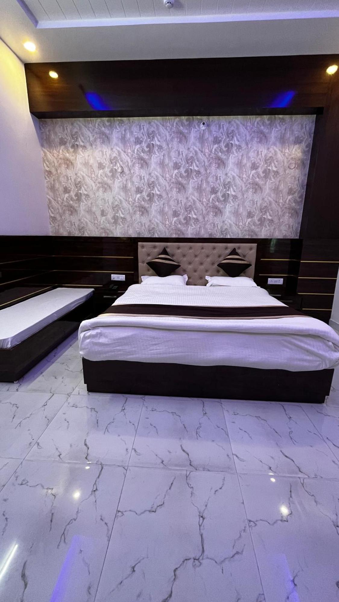 Hotel Mangalam Grand à Lucknow Extérieur photo