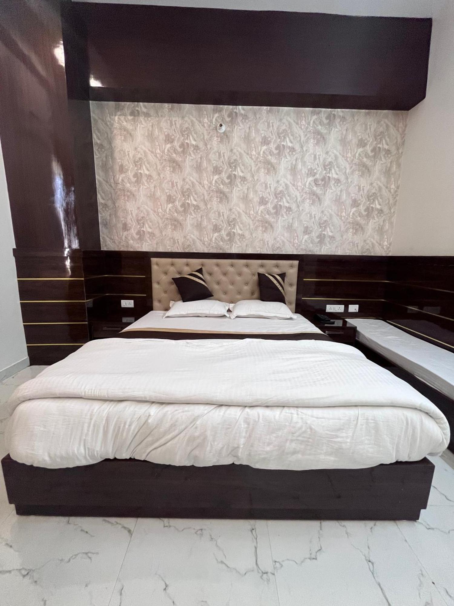 Hotel Mangalam Grand à Lucknow Extérieur photo